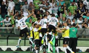 Coritiba 2 x 0 Atlético-PR - Coxa deixa degola com vitória sobre maior rival...