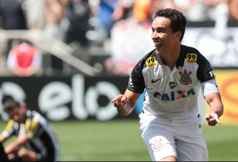 Magic Jadson fez os gols do Timão na vitória sobre o Santos