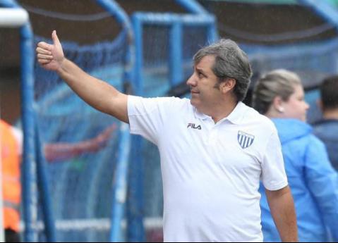Antes ameaçado, Kleina agora sorri à frente do Avaí na Série A