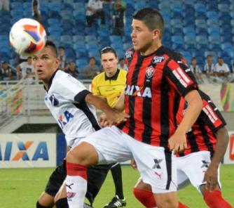 A defesa do Vitória suportou bem a pressão do ABC que não vence há 17 jogos