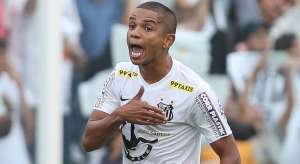 Santos vai tentar anular expulsão de David Braz no clássico, diz presidente