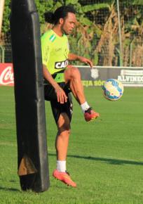 Carlos Alberto voltou a treinar, mas não joga