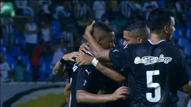 Com um chute no ângulo, Fernandes marcou o segundo gol da vitória botafoguense