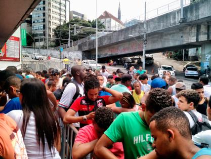 Baianos passaram sufoco para comprar ingressos nesta quarta - André Lyrio