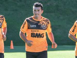 Levir Culpi testa Dátolo com Giovanni Augusto no meio-campo do Atlético-MG
