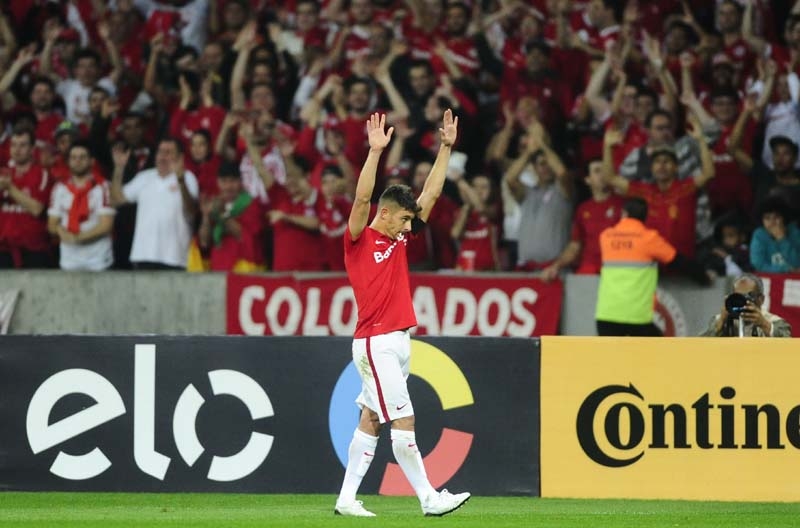 Alex abriu o placar para o Inter em belíssimo chte de fora da área. - Inter RS Oficial