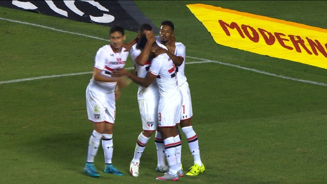 Luís Fabiano selou a vitória com gol de cabeça