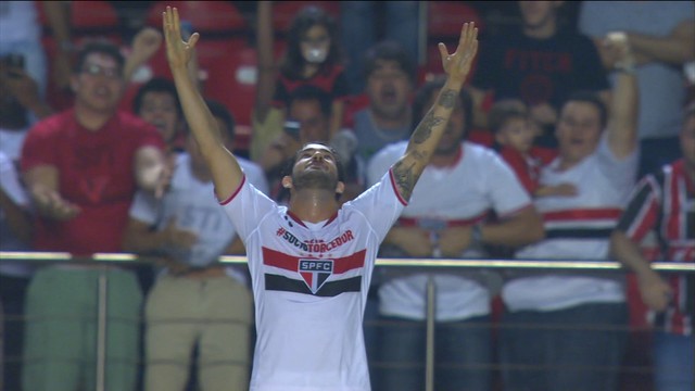 Em noite inspirada, Pato marcou o gol de número 3000 do Morumbi