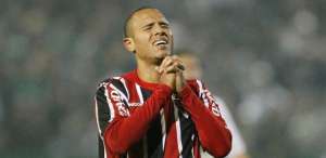 Com dores no tórax, Luis Fabiano é encaminhado ao hospital