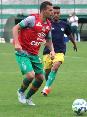 Titulares ficaram treinando em Chapecó
