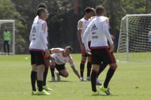 Oswaldo volta a fechar treino do Flamengo antes do clássico