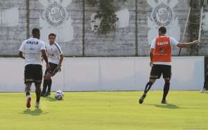 Vagner Love minimiza erros de árbitros e diz que Corinthians só pensa em futebol