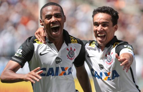Elias e Jadson fazem a festa da vitória no clássico com o Santos