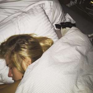 Motivado com vitória do São Paulo, Pato tira foto de Fiorella dormindo