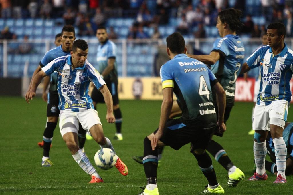 Na Ressacada, o Grêmio venceu o Avaí por 2 a 1