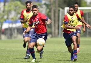 Seis jogadores disputam três vagas no Atlético-PR para enfrentar a Ponte