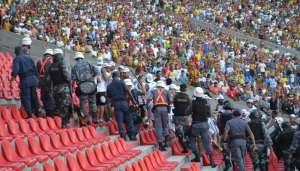 Torcedor se irrita, joga cadeira em direção ao gramado e é preso em jogo da Série B