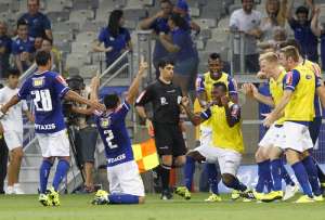 Cruzeiro 2 x 0 Coritiba - Raposa supera o Coxa numa disputa de seis pontos contra o descenso no Brasileirão