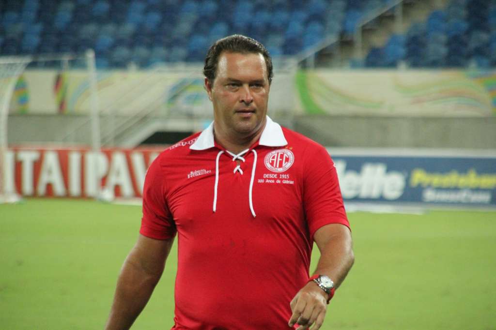 Técnico Roberto Fernandes lamentou pelo elenco e mais ainda pela torcida ao final da partida.