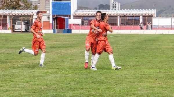 Medina marcou seu 15º gol pelo Manthiqueira e tornou-se o maior artilheiro da história do clube