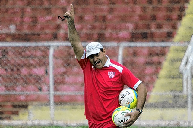 Técnico do Noroeste, Vitor Hugo reposicionou time com inteligência para vencer o São Bernardo e se manter na briga