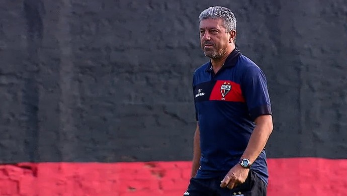 Gilberto Pereira vem realizando um grande trabalho no Atlético-GO - Reprodução/TV Anhanguera