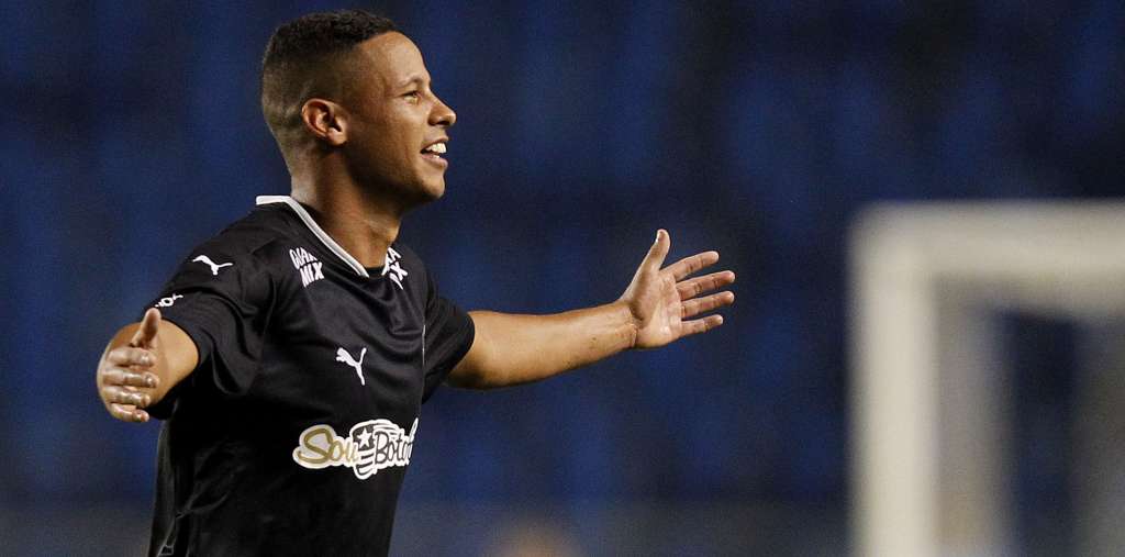 Fernandes vem comendo a bola no Botafogo