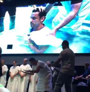 Após gol e vitória, Fred é batizado em igreja evangélica