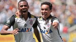Jadson admite que Brasileirão está 'nas mãos' do Corinthians