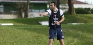 Técnico interino do Atlético PR foca Sul-Americana e não pensa em efetivação