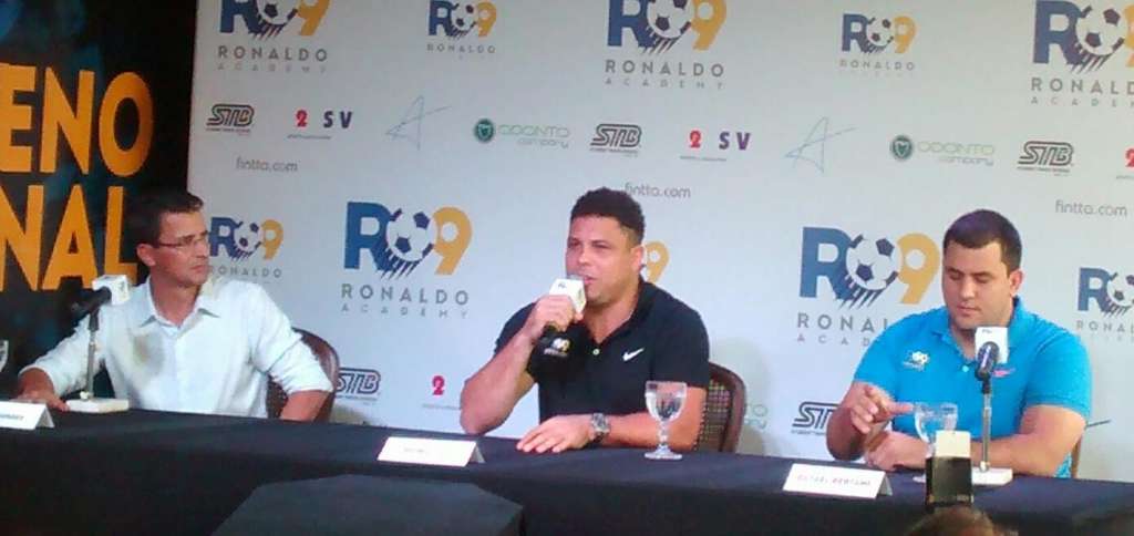 Fenômeno concedeu entrevista a um batalhão de jornalistas onde falou sobre a corrupção no futebol, da seleção e ainda explicou como vai funcionar a escolinha Ronaldo Academy -  José Paulo Necchi Oliveira  