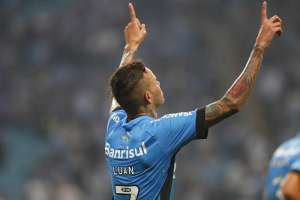 Convocado para Seleção e prestes e completar 100 jogos, atacante do Grêmio não esconde a alegria