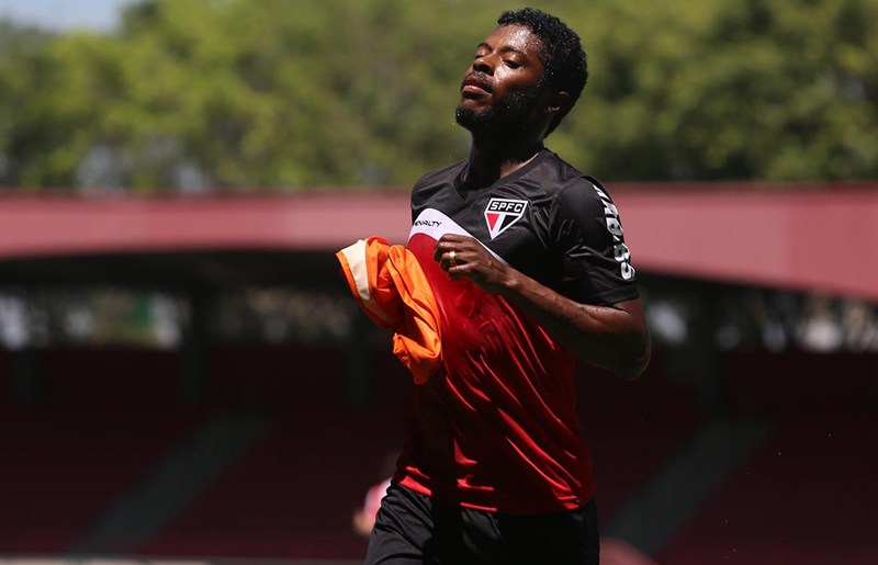 Com dores na coxa, Michel Bastos não enfrenta o Vasco, assim como Luis Fabiano