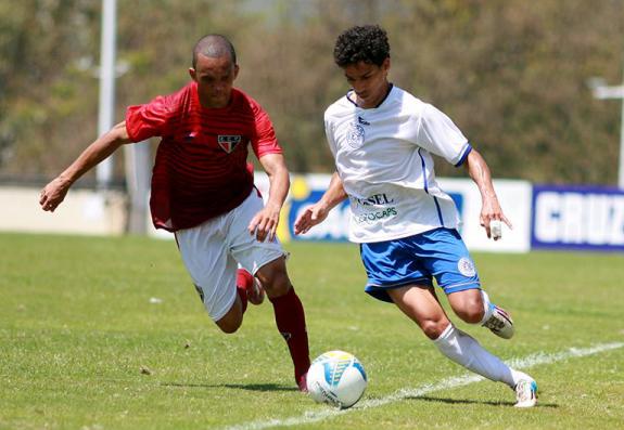 Lateral César conta com recuperação nesta quarta (30/09) - Jesus Vicente / Divulgação