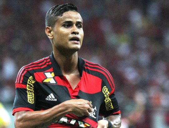 Éverton é desejado pelo Corinthians, mas Fla quer Elias em troca