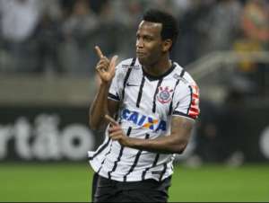 Gil vê disputa pelo título ainda aberta e cobra 'pés no chão' no Corinthians
