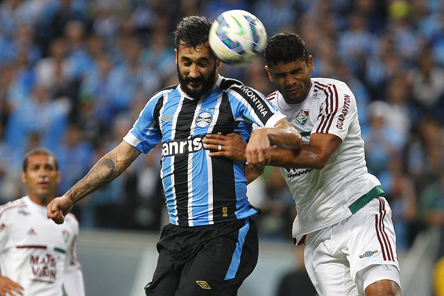 Douglas disputa bola com Gum 