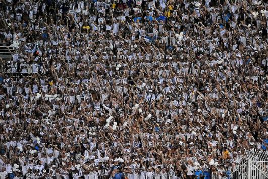 Quase 30 mil torcedores foram ao Pacaembu empurrar o Santos às semifinais da Copa do Brasil