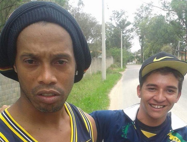 Torcedor flagra Ronaldinho Gaúcho pra lá de 'cansado' em Porto Alegre 2 0002050118415 img