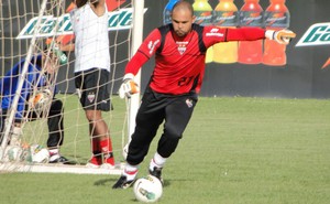 Série B: Técnico do Atlético-GO testa time com mudanças e espera por Eron