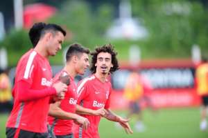 Argel comanda treino físico e faz mistério sobre escalação do Inter