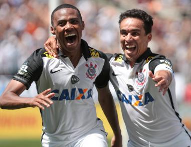 Elias é elemento surpresa e Jadson perigoso nas bolas paradas, como em faltas