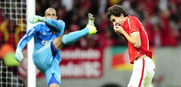 Goleiro do Sport ficou inconformado após sofrer o segundo gol do Internacional no Beira Rio
