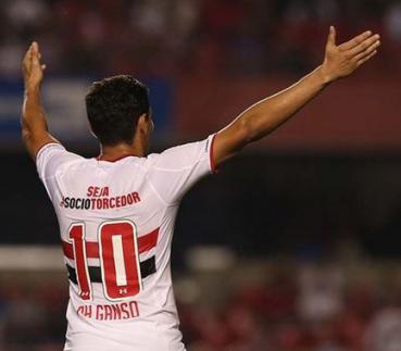 Ganso festeja gol feito por Rogério que deu vitória ao São Paulo