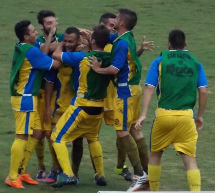 Jogadores do São Carlos comemoram gol no final do jogo que deixou time com dois pés na Série A3