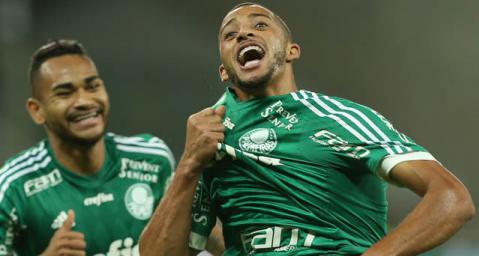 Palmeiras joga para frente, atrás de gols e com muita emoção