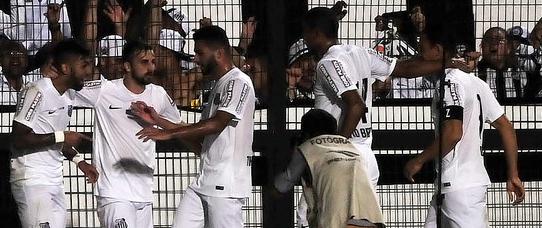 Santos fez a festa para quase 30 mil santista no Pacaembu e derrubou o Figueirense