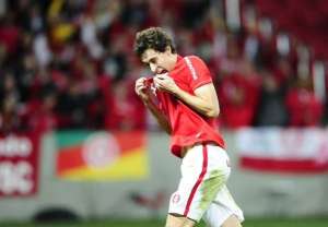 Emocionado, Dourado dedica primeiro gol no Inter a Fernandão