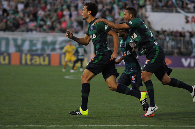 Zagueiro Neto em comemoração do gol contra o Palmeiras. - chapecoense.com