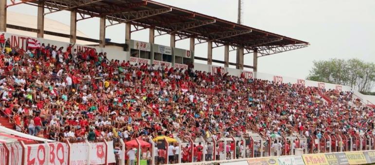 Torcida do Lobo foi superior a 5 mil pessoas dentro do Sócrates Stamatto, em Bebedouro. Fotos: Fernando Oliveira - O Jornal